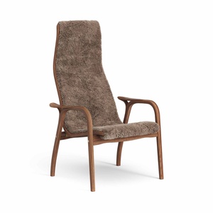 Fauteuil haut suédois Lamino laqué Noyer/Sahara/peau de mouton