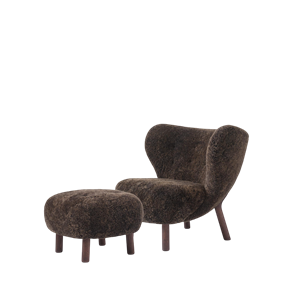 Fauteuil Exclusif &Tradition Little Petra VB1 en Peau de Mouton Espresso/chêne Teinté Foncé avec Pouf ATD1 Inclus
