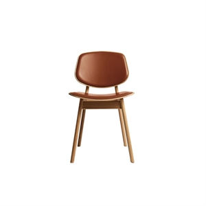 Chaise de salle à manger Pandora de la collection Ro, tapissée en chêne huilé et cuir Calvados