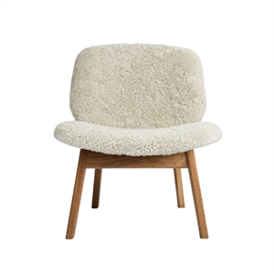 Fauteuil Pandora de la collection Ro, tapissé, chêne huilé et peau de mouton, Moonlight