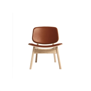 Fauteuil Pandora de la collection Ro, tapissé, en chêne traité au savon et cuir Calvados